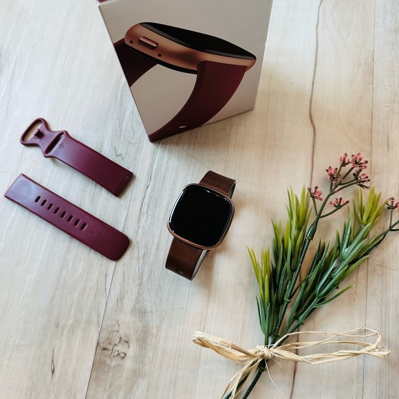 Fitbit Versa 4 in Beet Juice/Copper Rose - Picture 2 of 7